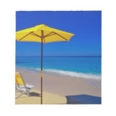 黄色のビーチの傘と素朴な椅子 ノートパッド (正面)