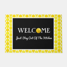 黄色のピックボール、キッチンの外にいる ドアマット