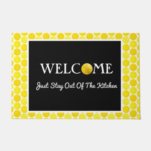 黄色のピックボール、キッチンの外にいる ドアマット (正面)
