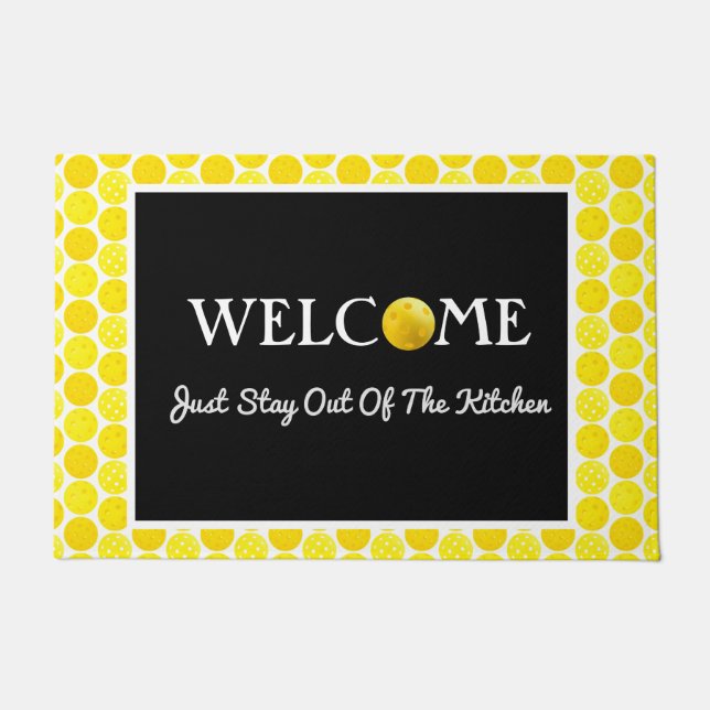 黄色のピックボール、キッチンの外にいる ドアマット (正面)