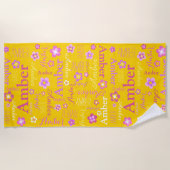 黄色のピンク色の紫の女の子の名前アンバーフラワー ビーチタオル (正面)