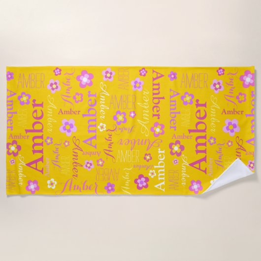 黄色のピンク色の紫の女の子の名前アンバーフラワー ビーチタオル (正面)