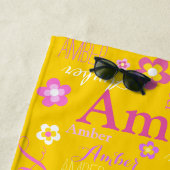 黄色のピンク色の紫の女の子の名前アンバーフラワー ビーチタオル (インサイチュ)