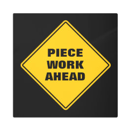 黄色のピースの前にクラシック道路標識 メタルプリント