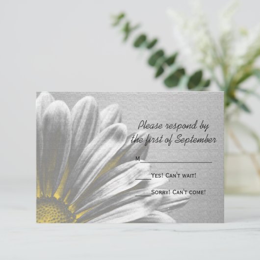 黄色のフローラハイライト結婚式RSVPカード 出欠カード (スタンド正面)
