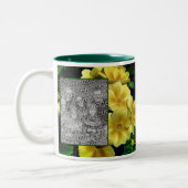 黄色のプリムローズの花あなたの写真を追加 ツートーンマグカップ (左)