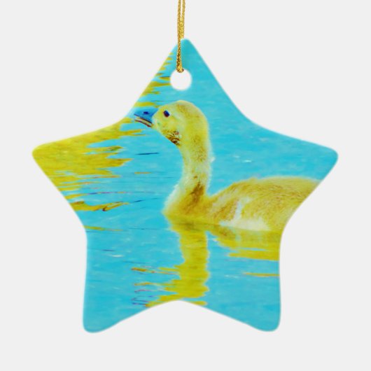 黄色のベビーガチョウと淡青色の水 セラミックオーナメント (正面)