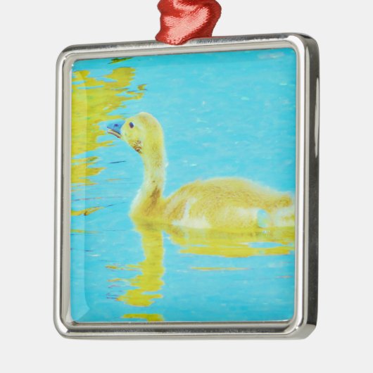 黄色のベビーガチョウと淡青色の水 メタルオーナメント (左)