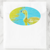 黄色のベビーガチョウと淡青色の水 楕円形シール (バッグ)