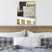 黄色のベンチと枕 – マーサのブドウ畑 キャンバスプリント (インサイチュ (寝室))