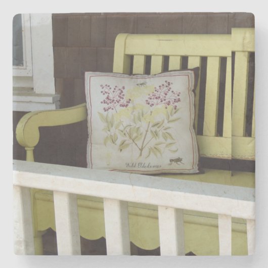 黄色のベンチと枕 – マーサのブドウ畑 ストーンコースター (正面)