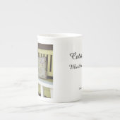 黄色のベンチと枕 – マーサのブドウ畑 ボーンチャイナマグカップ (正面)