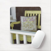 黄色のベンチと枕 – マーサのブドウ畑 マウスパッド (マウス)