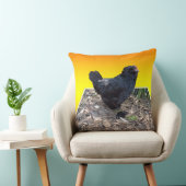 黄色のポプアウトビッグクッションに黒ふわふわのチキン。 クッション (椅子)