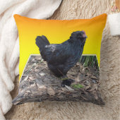 黄色のポプアウトビッグクッションに黒ふわふわのチキン。 クッション (ブランケット)