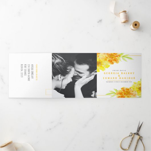 黄色のマリゴールドの水結婚色の花 三つ折り招待状 (外部)