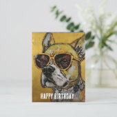 黄色のメガネをかけた犬のミックスメディア誕生日コラージュ ポストカード (スタンド正面)