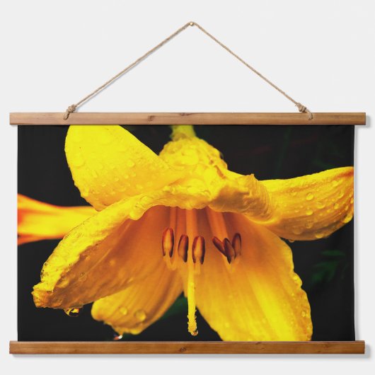 黄色のユリの上の雨粒 吊り下げ型タペストリー (正面)