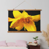 黄色のユリの上の雨粒 吊り下げ型タペストリー (寝室)