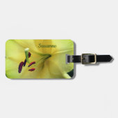 黄色のユリの花を近くにパーソナライズされた咲く ラゲッジタグ (正面横)