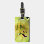 黄色のユリの花を近くにパーソナライズされた咲く ラゲッジタグ (正面縦)