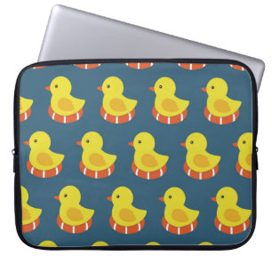 黄色のラバーダック、かわいい、シームレスなパターン。 ラップトップスリーブ