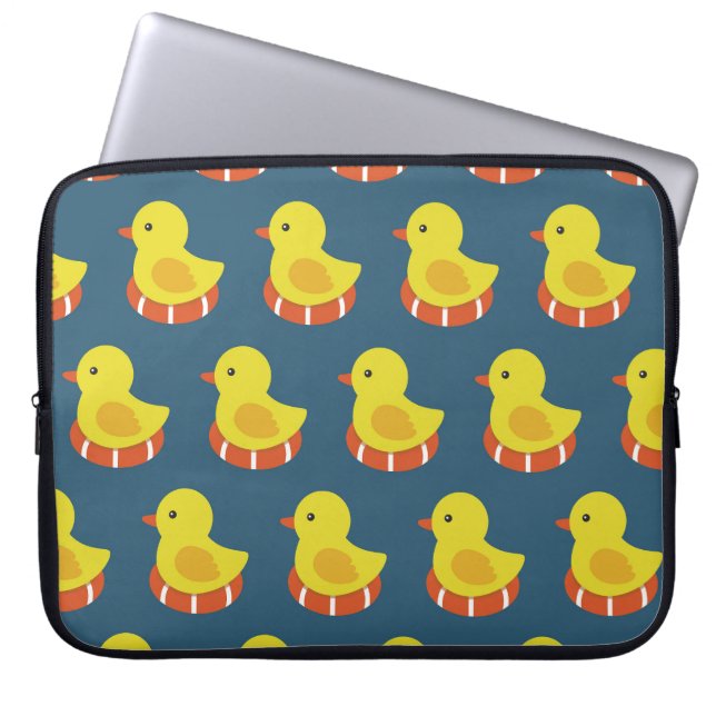 黄色のラバーダック、かわいい、シームレスなパターン。 ラップトップスリーブ (正面)