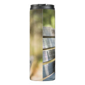 黄色のラブラドールがベンチに横たわる タンブラー (裏面)