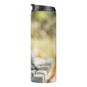 黄色のラブラドールがベンチに横たわる タンブラー (回転右)