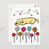 黄色のラブラドールが庭で眠っている ポストカード (正面/裏面)