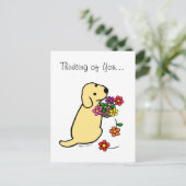 黄色のラブラドール子犬の花かご漫画 ポストカード (スタンド正面)