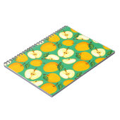 黄色のリンゴ：ジューシーな水の色パターン。 ノートブック (左側)