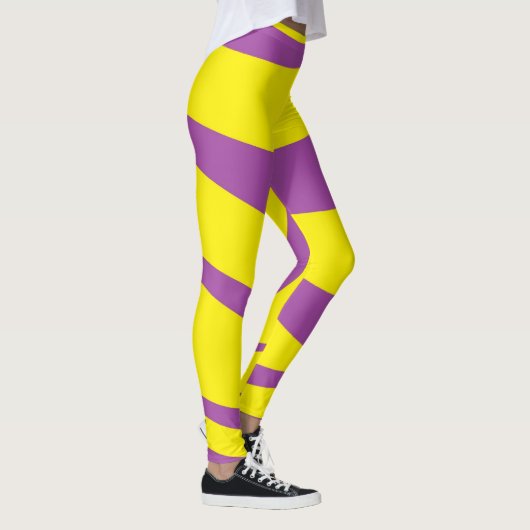 黄色のレギンスが紫のズボンを伸ばストライプす  レギンス (右)