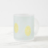 黄色のレモンの薄切り フロストグラスマグカップ (正面右)