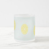 黄色のレモンの薄切り フロストグラスマグカップ (中央)