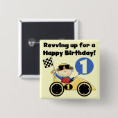 黄色のレースカーの第1誕生日のTシャツおよびギフト 缶バッジ (正面&裏面)