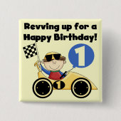 黄色のレースカーの第1誕生日のTシャツおよびギフト 缶バッジ (正面)