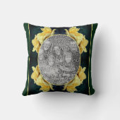 黄色のローズトリオフレーム自分の写真を作成 クッション (裏面)