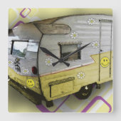 黄色のヴィンテージのキャンピングカートレーラーの時計 スクエア壁時計 (正面)