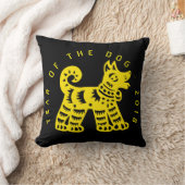 黄色の中国のペーパーカット犬の年2018黒枕 クッション (ブランケット)