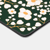 黄色の中央に白い花と緑の背景 デスクマット (コーナー)
