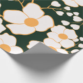 黄色の中央に白い花と緑の背景 ラッピングペーパー (角)