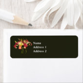 黄色の中心を持つ濃いピンクのユリ ラベル (インサイチュ)