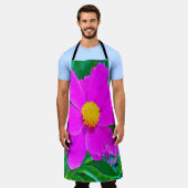 黄色の中心を持つ鮮やかな紫外線牡丹 エプロン (着用した状態)