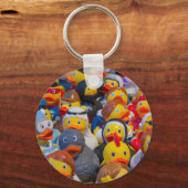 黄色の予測できなプラスチックのアヒル着用コスチューム キーホルダー (正面)