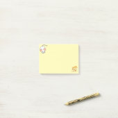 黄色の付箋に描かれたかわいい白いネズミとチーズ ポストイット (デスク上)