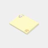 黄色の付箋に描かれたかわいい白いネズミとチーズ ポストイット (アングル)