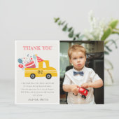 黄色の任意の年齢の誕生日パーティーケーキトラックの写真 サンキューカード (スタンド正面)