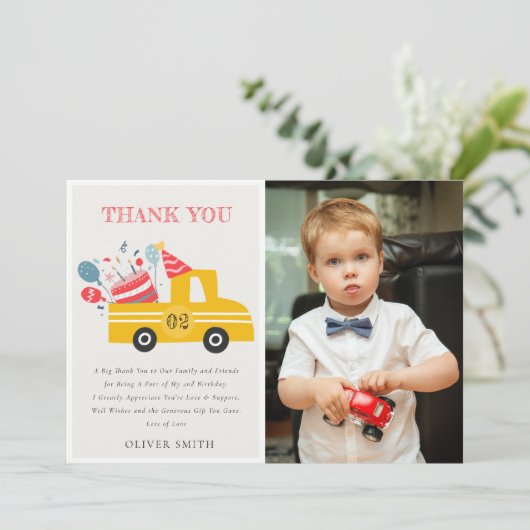 黄色の任意の年齢の誕生日パーティーケーキトラックの写真 サンキューカード (スタンド正面)