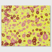 黄色の包装紙の赤とバラのキス ラッピングペーパー (フラット)